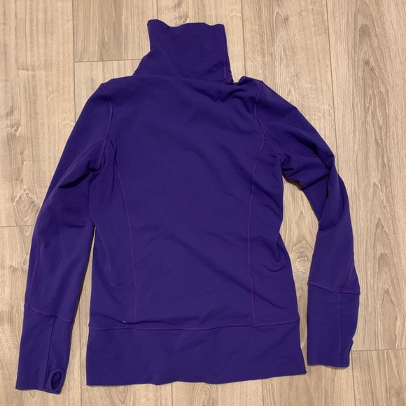 Lulu stride sweater- size 8 - Picture 4 of 5